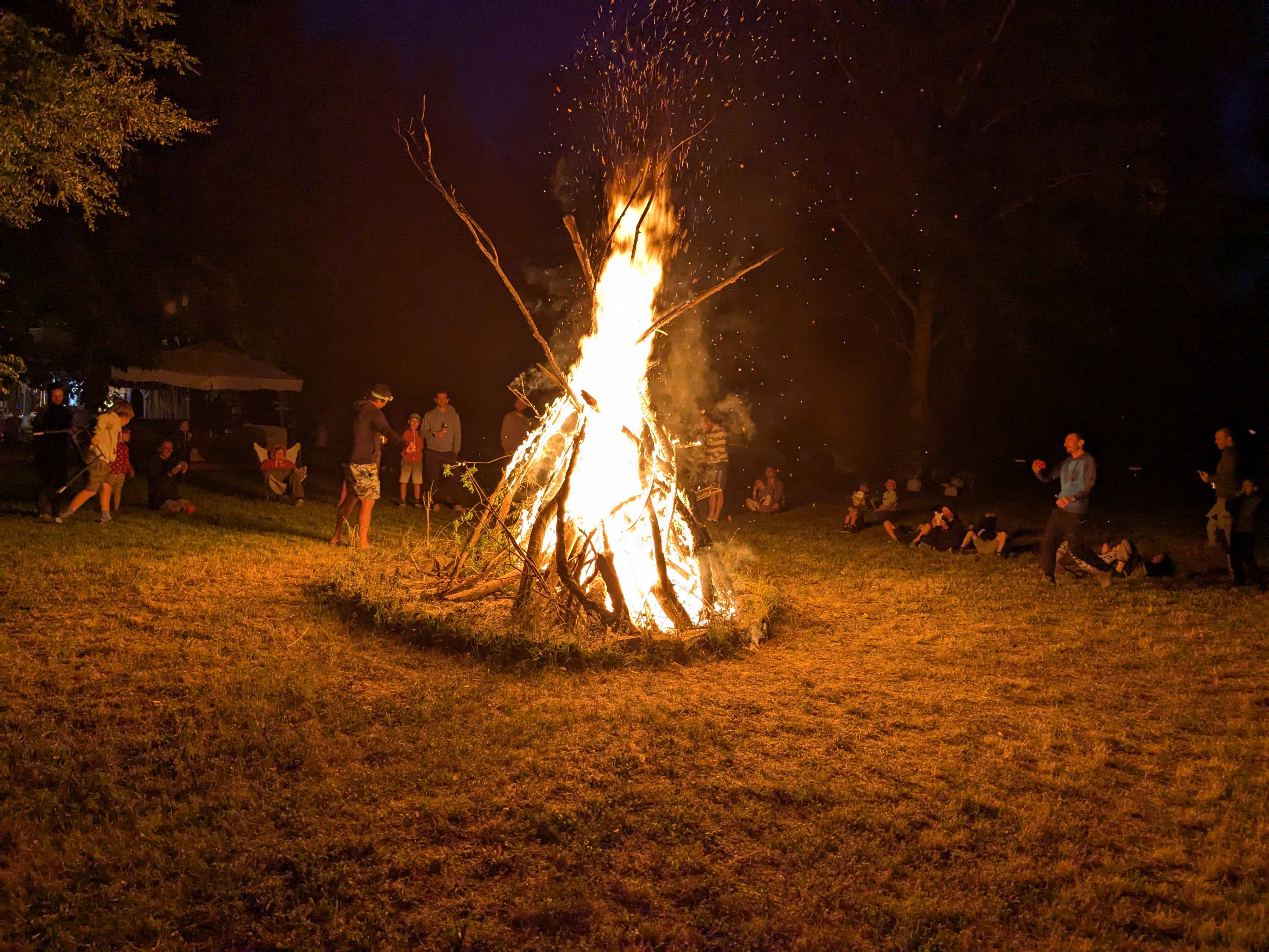 Oheň pri kempovaní na rieke – noc pod hviezdami